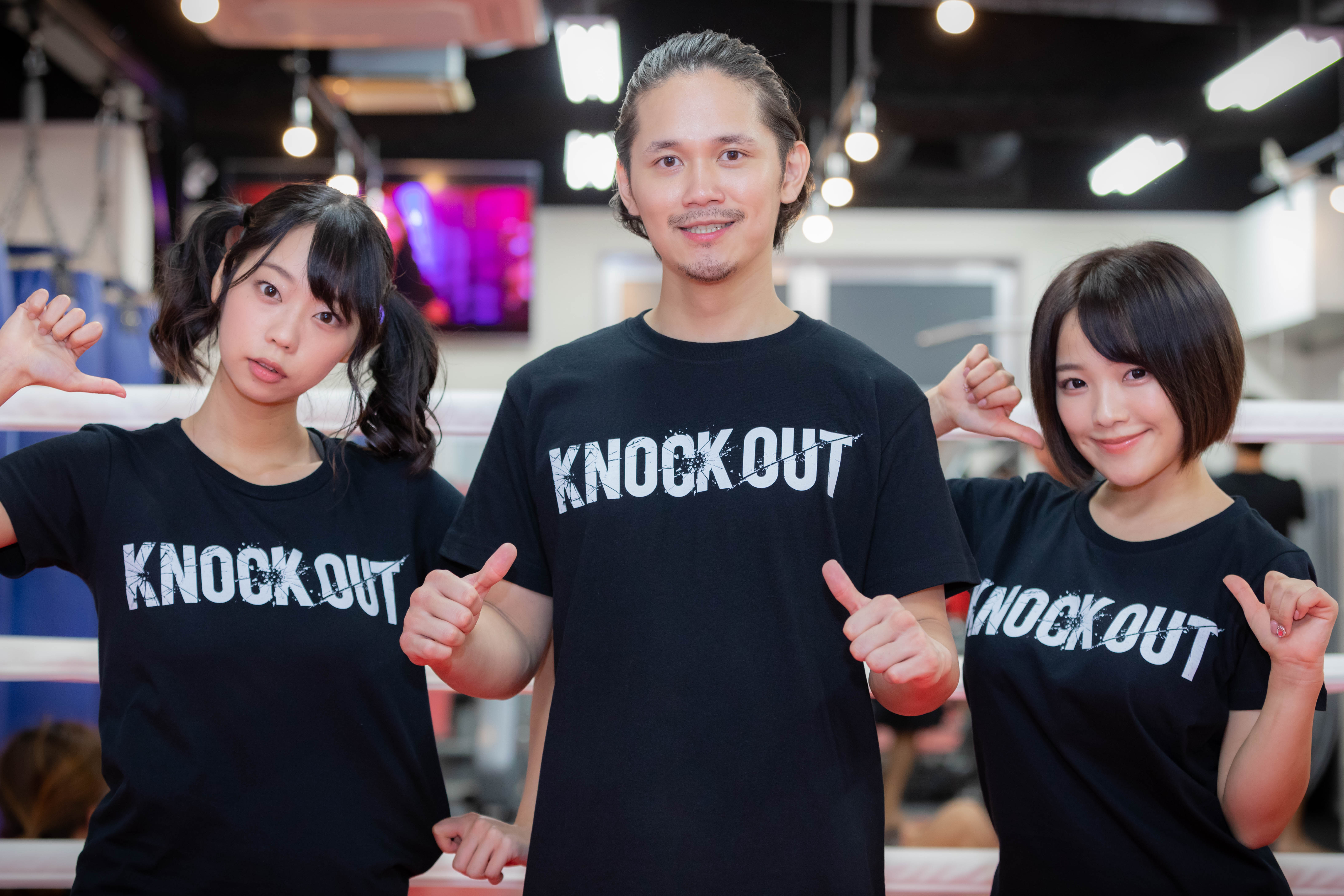 ラウンドガールの青山ひかるさん 天木じゅんさんがキックボクシング体験 12 9 King Of Knock Out 18 両国国技館 株式会社ブシロードのプレスリリース