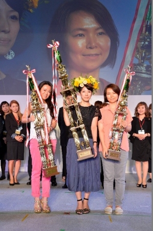 「第11回アジアカップ」チャンピオン：国松美恵さん（中央）