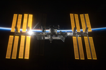ディスカバリー号から撮影されたISS  提供：JAXA/NASA
