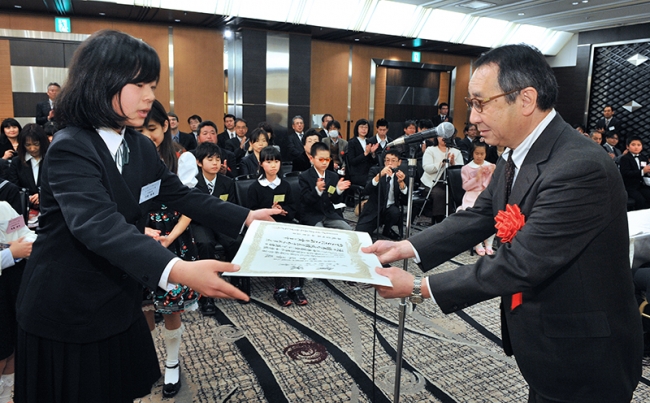 株式会社イーブックイニシアティブジャパン 取締役 鈴木から表彰状を贈呈される竹市さん