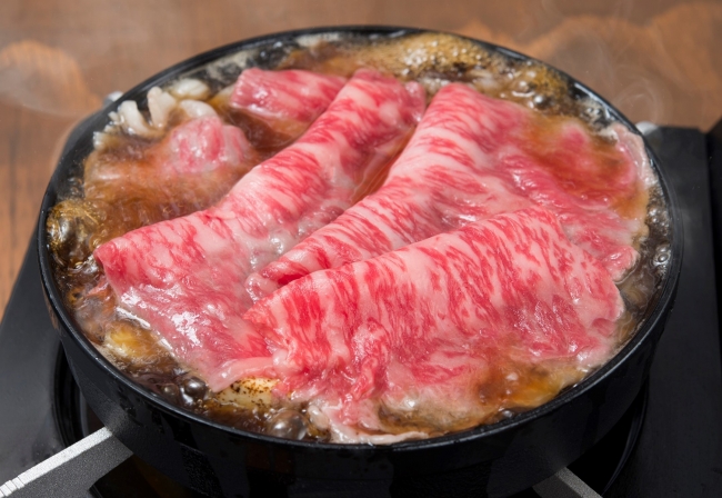 ②美しいサシの入った和牛を鍋一面に敷き詰める！