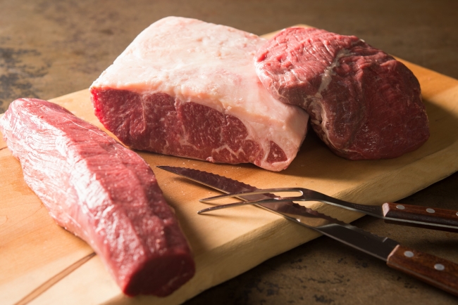 厳選された赤身肉を約40日間じっくり熟成。
