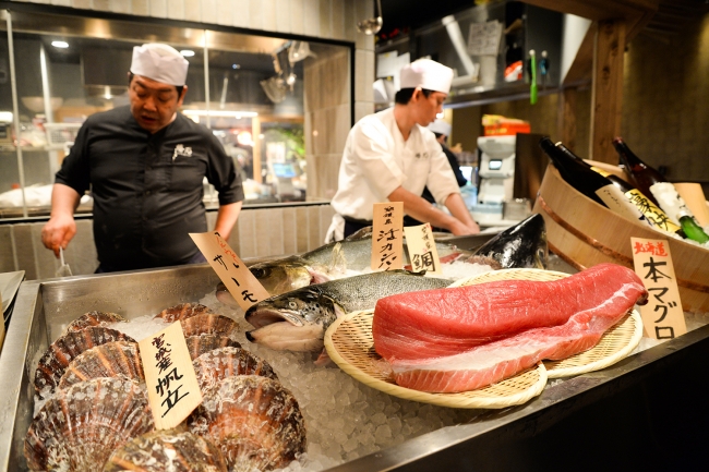 店内は、ライブ感溢れるオープンキッチン。