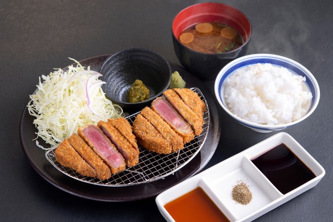 「厚切り牛タンカツ膳」1,990円(税込2,189円) 「厚切り牛タンカツ膳」1,990円(税込2,189円)