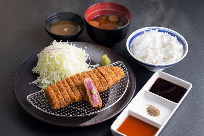 「【元祖・赤】牛ロースカツ膳」1,490円(税込1,639円) 「【元祖・赤】牛ロースカツ膳」1,490円(税込1,639円)