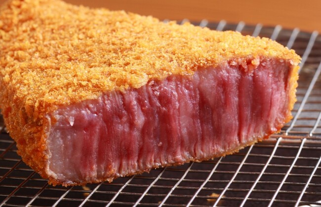 こだわりの牛カツは、外はサクッ、中はジューシーなミディアムレアでご提供致します。