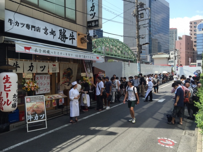 東京でも連日行列のできる牛カツ専門店として話題。写真は秋葉原店。