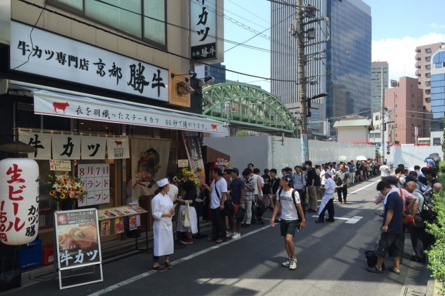 東京でも連日行列のできる牛カツ専門店として話題。写真は秋葉原店。