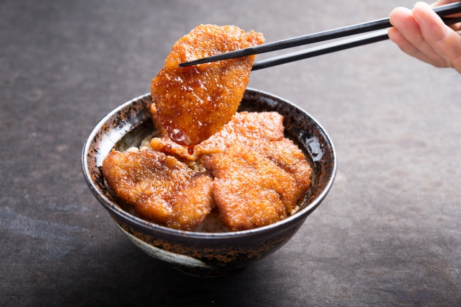 濃厚な甘辛ダレが堪らない元祖「牛たれカツ丼」880円（＋税）