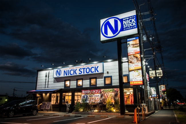 NICK STOCK枚方店外観（夜）