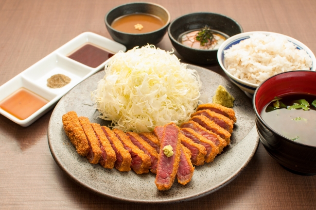 京都勝牛の定番「牛ロースカツ膳」