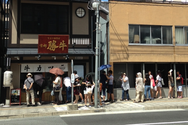 京都駅前店では、地元のお客様はじめ国内外の観光客で毎日長蛇の列が出来ている