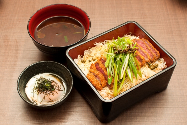 京素材をふんだんに使用した京都勝重。ピリリと効いた特製の山椒ダレが食欲を掻き立てます。