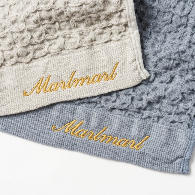 名入れ刺しゅうの例　左「hooded towel 2 frosty grey」、右「hooded towel 3 blue grey」