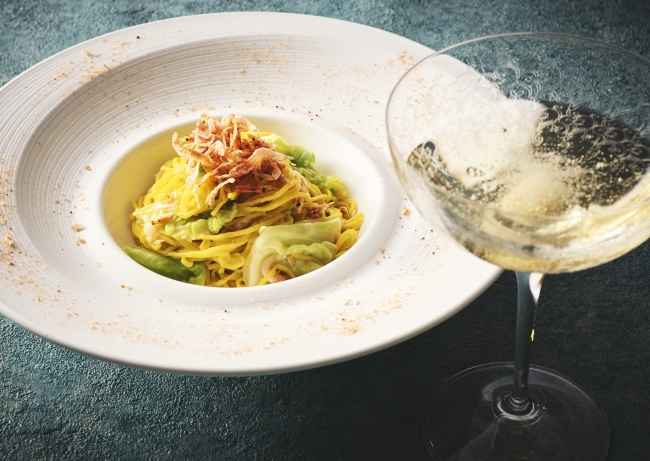 桜海老と春キャベツの自家製タリオリーニ サフラン風味 新玉葱のチップ