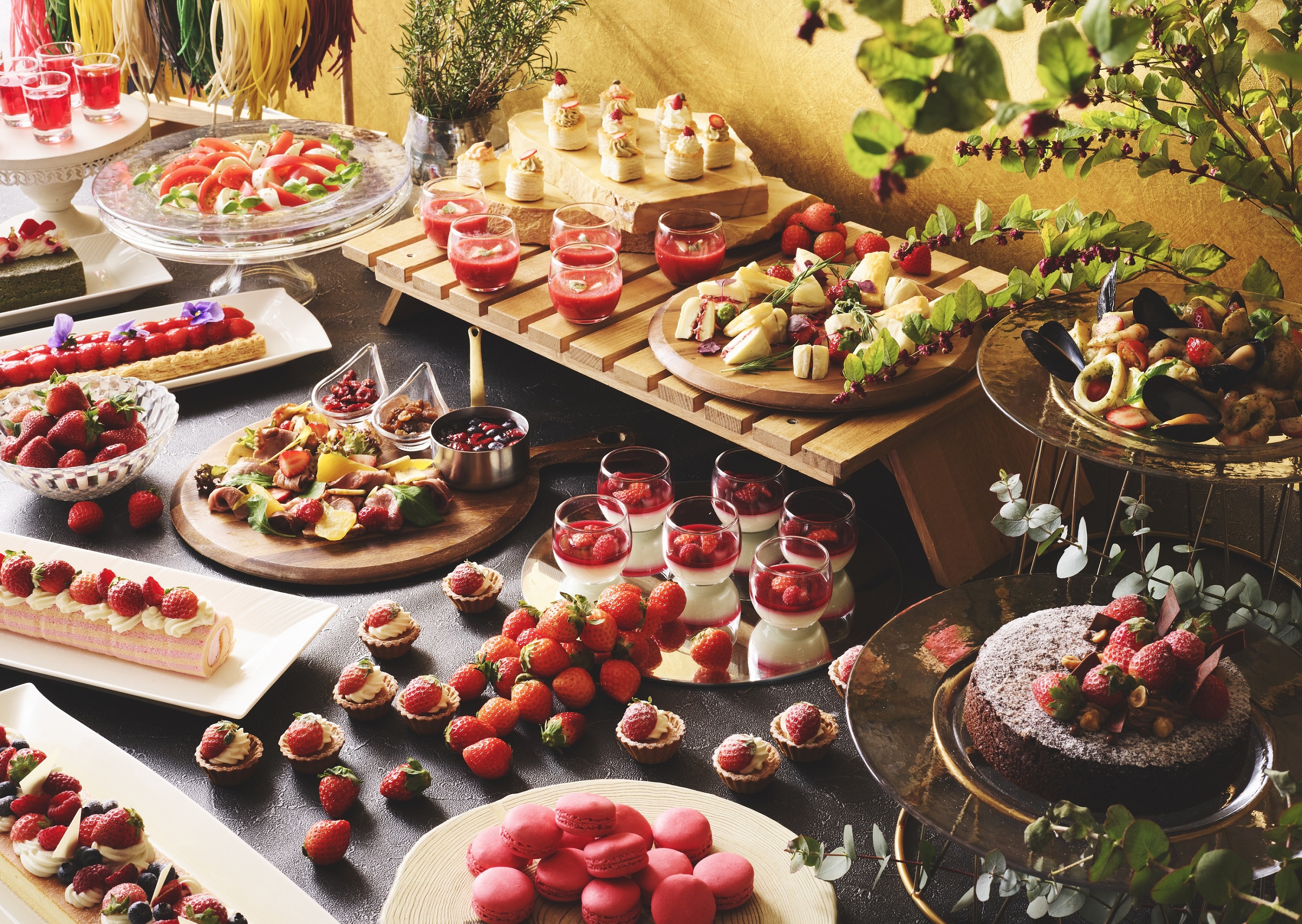 いちご の季節到来 天井高27mの吹抜けで堪能するホテルランチ ストロベリーランチブッフェ ヴィヴァーチェ を12月26日より提供 ストリングスホテル東京インターコンチネンタルのプレスリリース