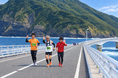 三つの橋を渡り、東シナ海の海岸線を走る。離島のハーフマラソン「第5回甑マラソン大会」11月8日開催｜鹿児島県・甑島
