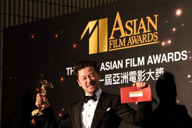 (c) Asian Film Awards　主演男優賞を受賞した浅野忠信