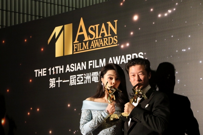 (c) Asian Film Awards　浅野と主演女優賞受賞ファン・ビンビン