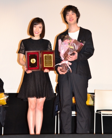 授賞式に出席した松岡茉優さんと花束プレゼンターで登壇した共演者の渡辺大知さん
