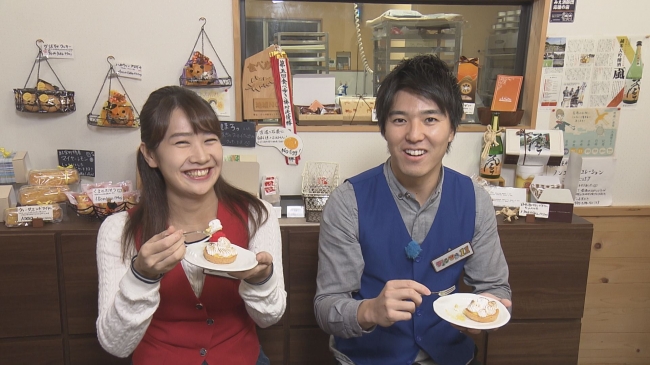 レモンタルトを味わう　島津アナ（左）と濱田アナ（右）