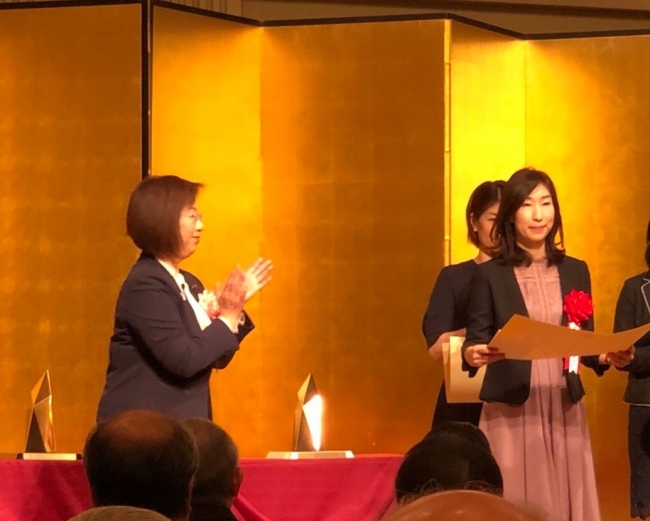 授賞式にて　依田恵美子ディレクター