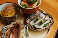 【東京・北千住】旬の食材が楽しめる“酒呑が通いたい酒場”『酒呑倶楽部アタル』、グランドメニューをリニューアル。オープン8年目を機に、新名物「わっぱ盛り 四種」など“酒呑のツボ”を押さえたメニューを拡充
