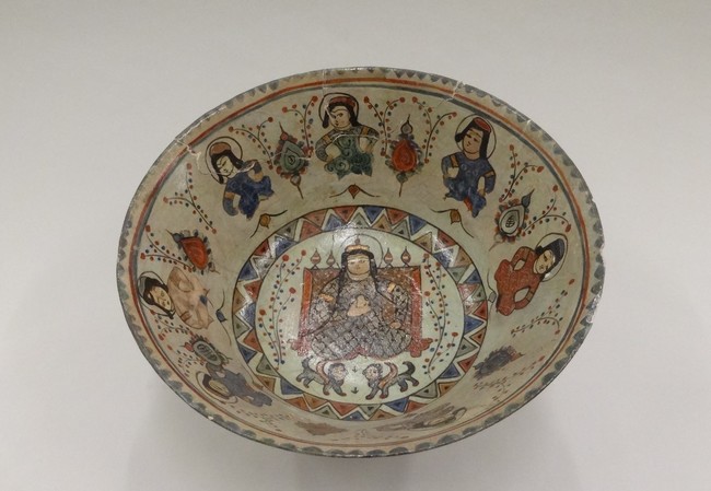 5　色絵人物文鉢(いろえじんぶつもんはち)、11世紀　イラン　口径25㎝