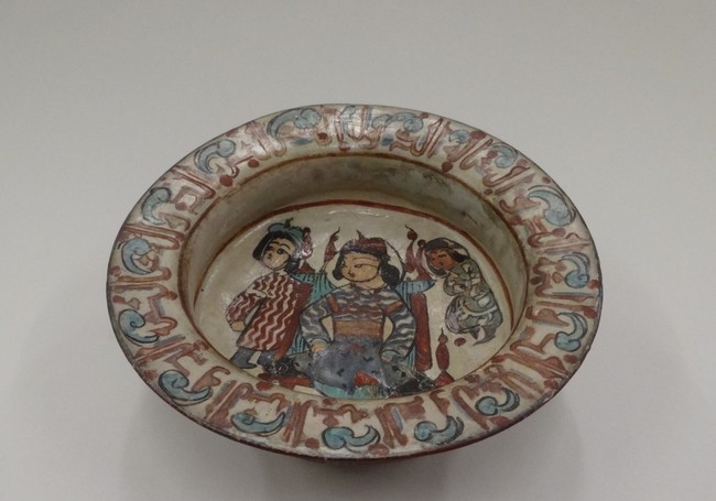 6　色絵人物文鉢(いろえじんぶつもんはち)、12~13世紀　イラン　口径14.8㎝