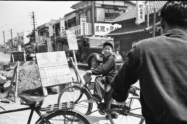 松戸駅近く、善照寺前の旧水街道 （小山・上本郷電話線工事／1955年）