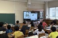 【佐賀】1人の講師が学年全体へ。しゃしゅしょ、小学5・6年生 215名にオンライン書道の一斉指導を実施