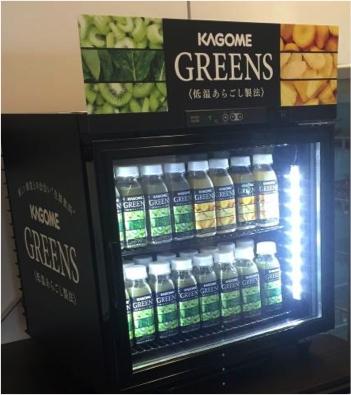 2015年11月 カゴメ株式会社の「GREENS」の販促支援、マーケティングリサーチに協力。 都内のオフィス向けに8社8台の専用冷蔵庫を設置し、試飲キャンペーンを行い、アンケート調査も実施しました。