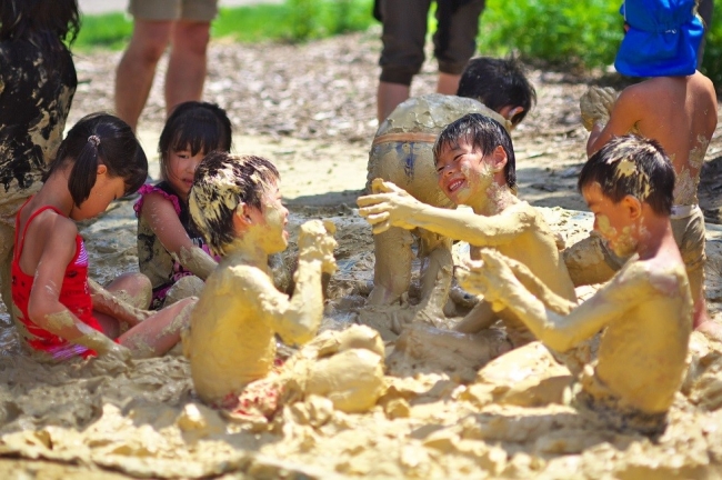 なめらかなやきもの用の粘土を満たした 「どろ田」に入って、 ひたすら泥と遊ぶワークショップです。