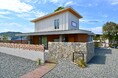 地場工務店の匠が手掛けた断熱リノベの実例集『断熱リノベの匠』を展開。第6弾は、築70年の住宅をリゾートライクなモデルハウスに再生した事例を公開