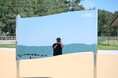 小松市の話題の新スポット「ATAKA TERRACE」に、勧進帳の巻物をモチーフにした新モニュメント『鏡の勧進帳』が登場。日本海を映す体験型フォトスポットとして早くも大注目！