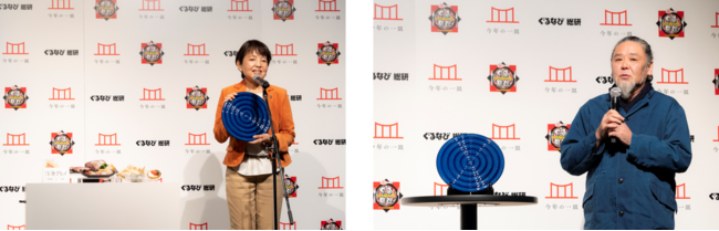 左:記念品を受け取る三浦氏 右:記念品について説明する野老氏 左:記念品を受け取る三浦氏 右:記念品について説明する野老氏