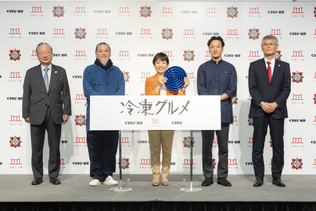 ▲フォトセッション(左から、滝、野老氏、三浦氏、吉武氏、高橋氏) ▲フォトセッション(左から、滝、野老氏、三浦氏、吉武氏、高橋氏)