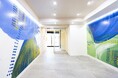 「異彩を、 放て。」をミッションに掲げるヘラルボニーとのコラボ第3弾、水上 詩楽(みずかみしがく)氏とのコラボマンション「メイクスアート川崎IV」が、都市の便利さと自然の癒しが共存する川崎市に完成!