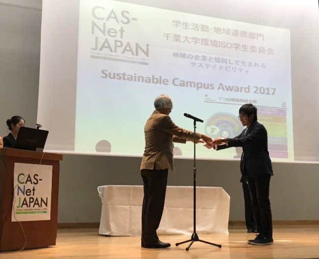 佐藤直樹会長から表彰状を授与される学生