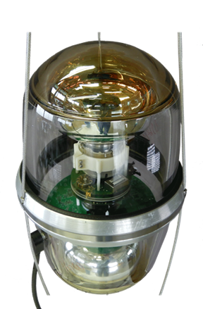 卵型の新型光検出器「D-Egg」：様々な日本の技術が集結。例えば、400気圧以上の氷中の気圧に耐えられるガラスは、千葉県柏市の岡本硝子製を採用。また、光検出器の要ともいえる光電子増倍管は、静岡県浜松市に所在する浜松ホトニクスにより製造されている。