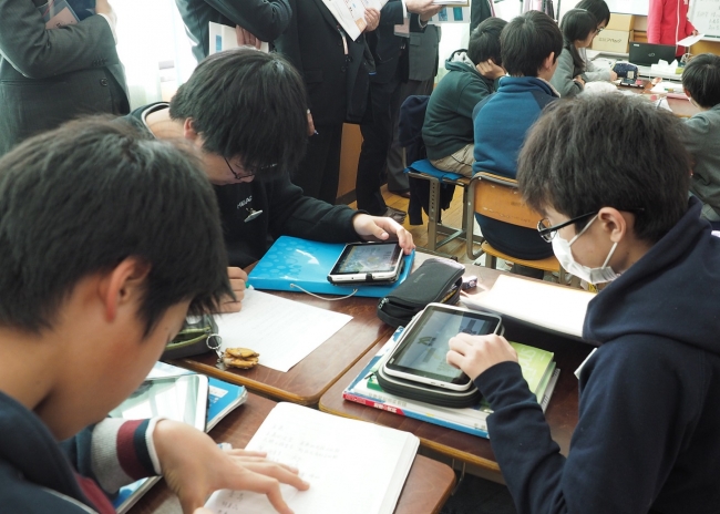 「英語」の授業でタブレットを操作する生徒たち