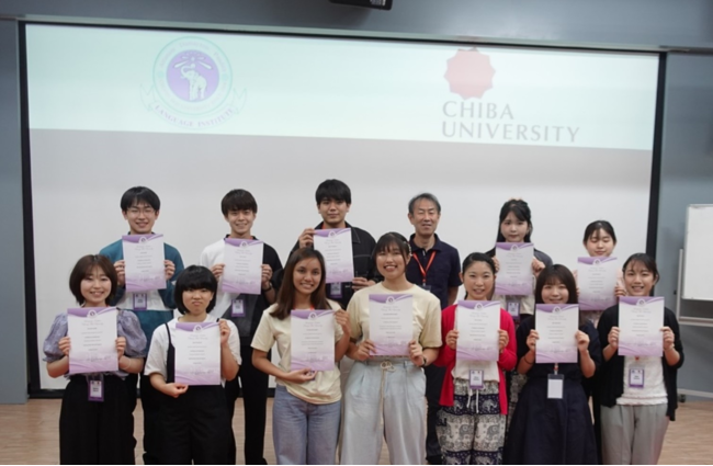 チェンマイ大学から授与された修了証書を手に記念撮影