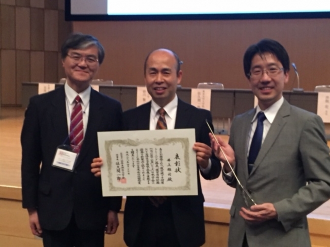 左より、佐久間一郎日本生体医工学会理事長、井上雅司社長、中村亮一准教授
