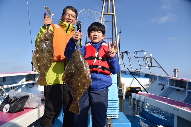 参加親子と釣り上げたヒラメ 参加親子と釣り上げたヒラメ