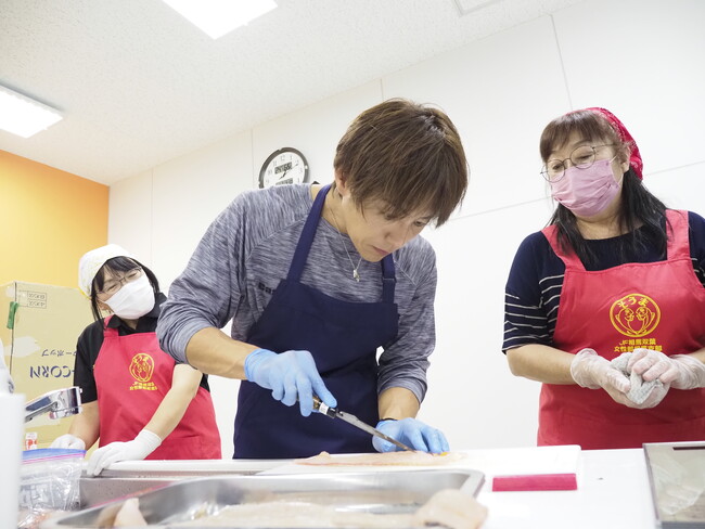 ヒラメを捌く杉浦太陽さん ヒラメを捌く杉浦太陽さん