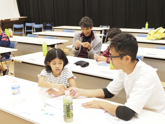 釣りの仕掛け作りの様子 釣りの仕掛け作りの様子