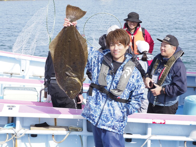 91cmのヒラメを釣り上げた杉浦太陽さん 91cmのヒラメを釣り上げた杉浦太陽さん