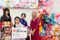 「蜷川実花展 with EiM:彼岸の光、此岸の影」来場者が20万人を突破し、蜷川実花より記念品を贈呈