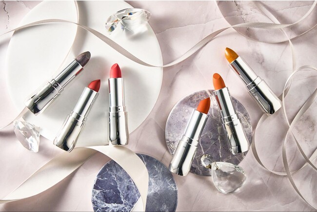 ジュエルリップコレクション。左から、ブラックダイヤの艶めき・冬／ルビー・夏／ローズクォーツ・秋／コハク・春／トパーズ・シトリンの煌めき