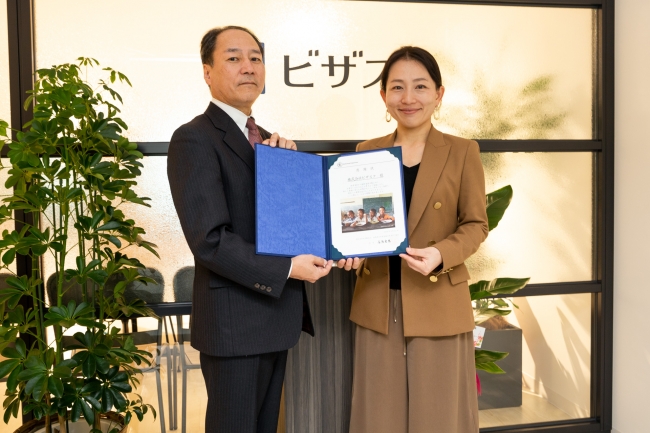 国連WFP協会事務局長 鈴木邦夫氏（左）、当社代表取締役CEO 端羽英子（右）